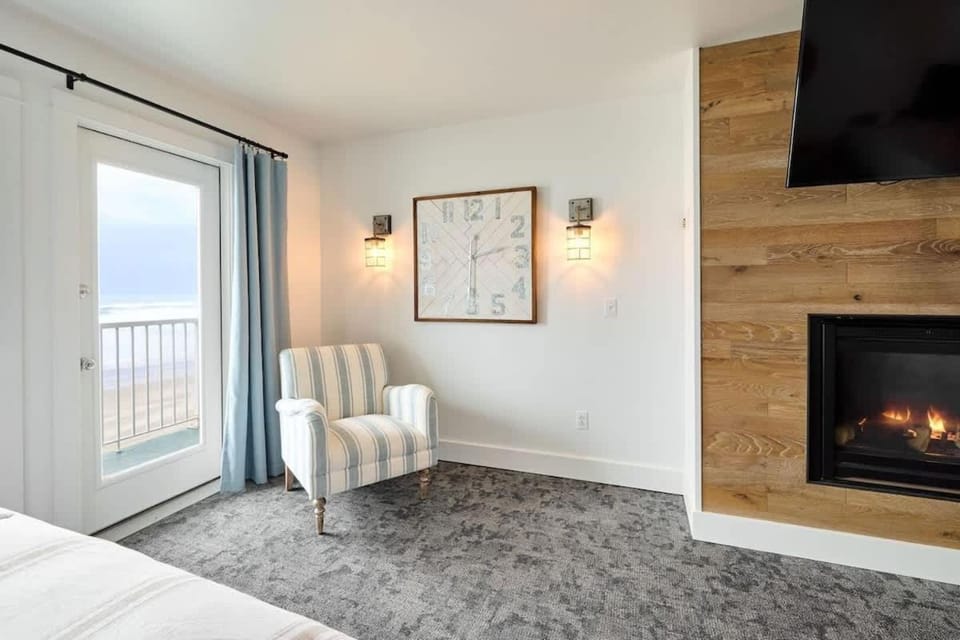 Deluxe Suite for 6 King Bed & Ocean Views Pool and Hot Tub House in Lincoln City