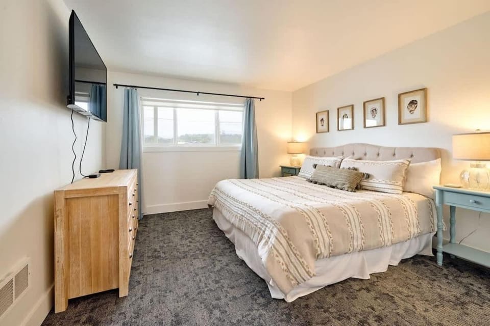 Deluxe Suite for 6 King Bed & Ocean Views Pool and Hot Tub House in Lincoln City