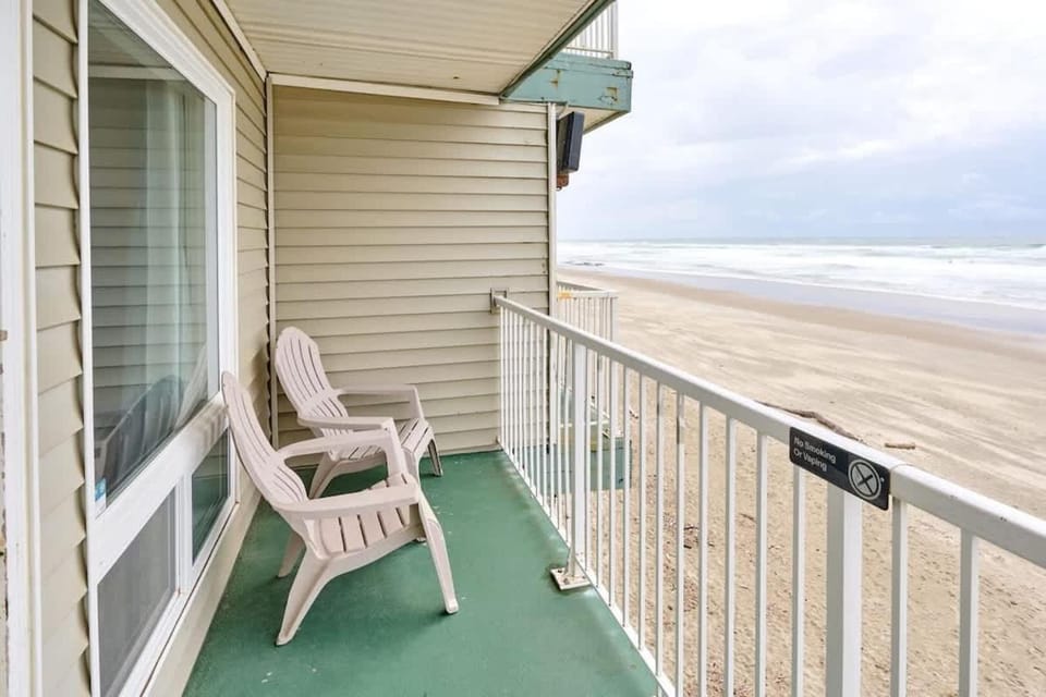 Deluxe Suite for 6 King Bed & Ocean Views Pool and Hot Tub House in Lincoln City