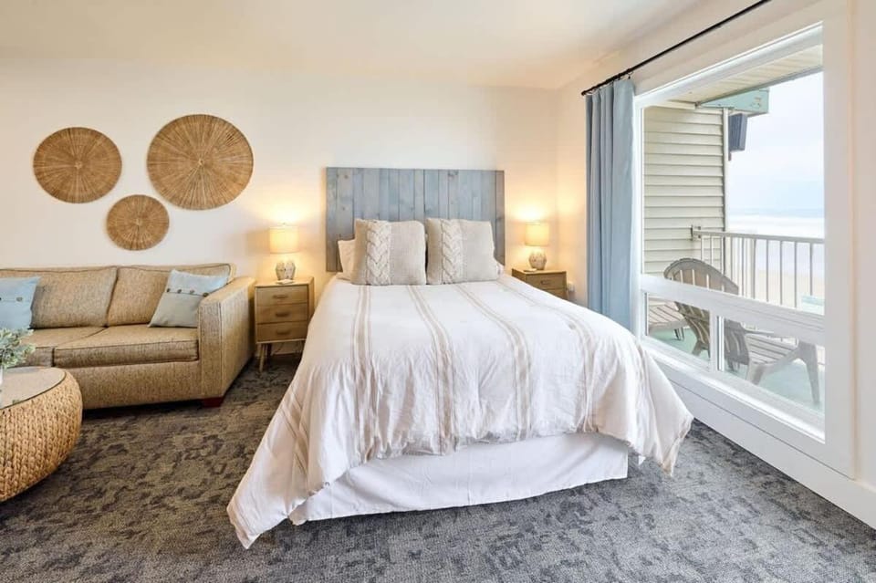 Deluxe Suite for 6 King Bed & Ocean Views Pool and Hot Tub House in Lincoln City