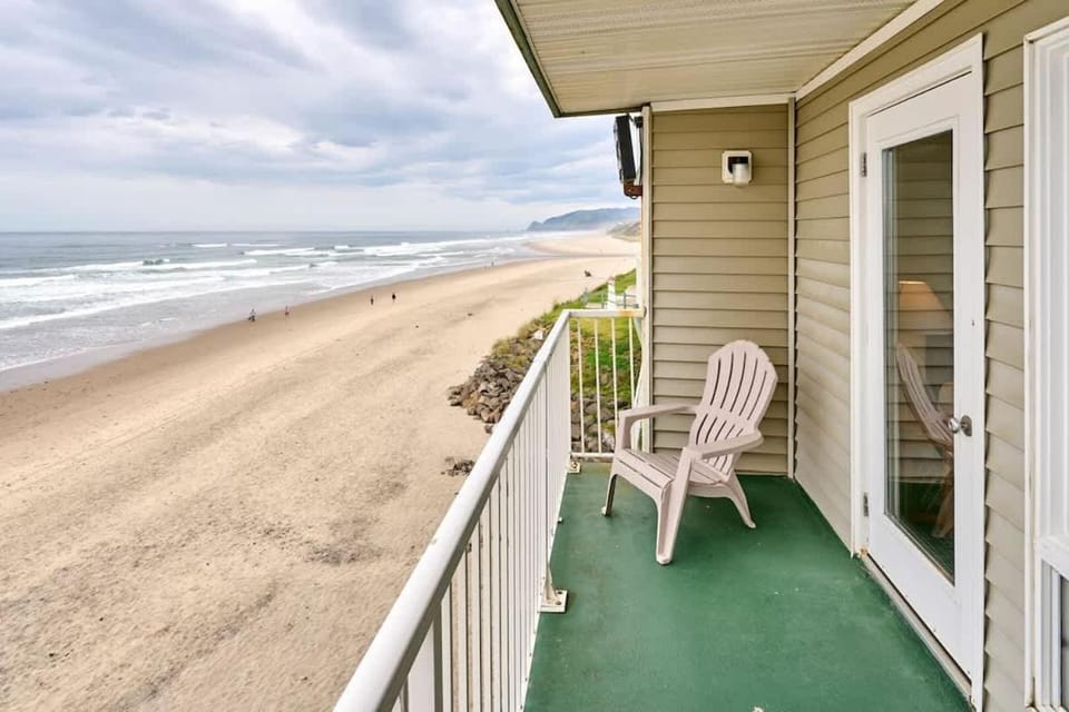 Oceanfront Fireplace Suite - Full Kitchen - Pool & Hot Tub House in Lincoln City