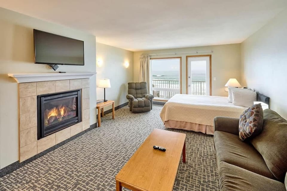 Oceanfront Fireplace Suite - Full Kitchen - Pool & Hot Tub House in Lincoln City