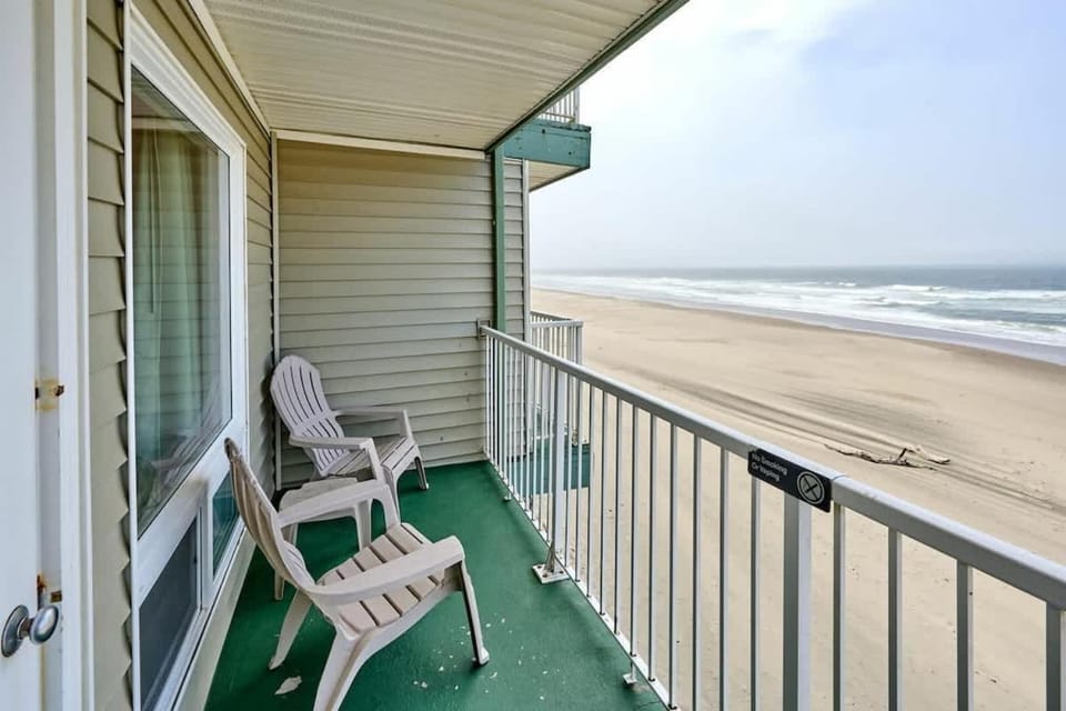Fireplace Suite With King Bed and Full Kitchen - Pool and Hot Tub Access House in Lincoln City