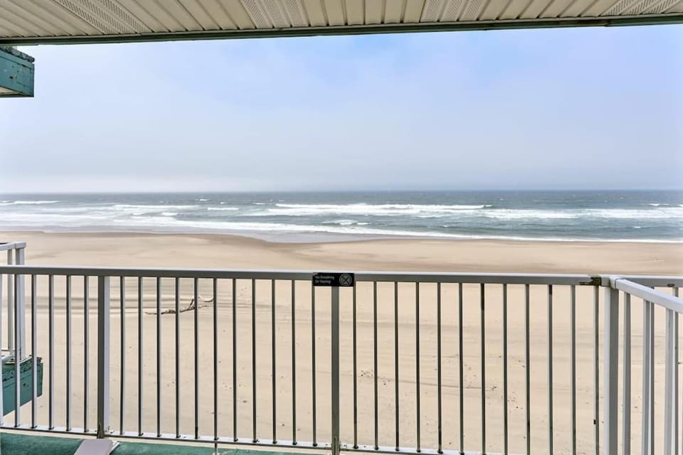 Fireplace Suite With King Bed and Full Kitchen - Pool and Hot Tub Access House in Lincoln City