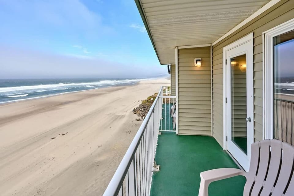 Fireplace Suite With King Bed and Full Kitchen - Pool and Hot Tub Access House in Lincoln City