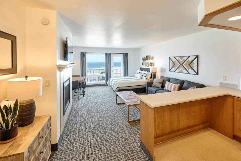 Oceanfront Suite - King Bed - Heated Indoor Pool & Hot Tub House in Lincoln City