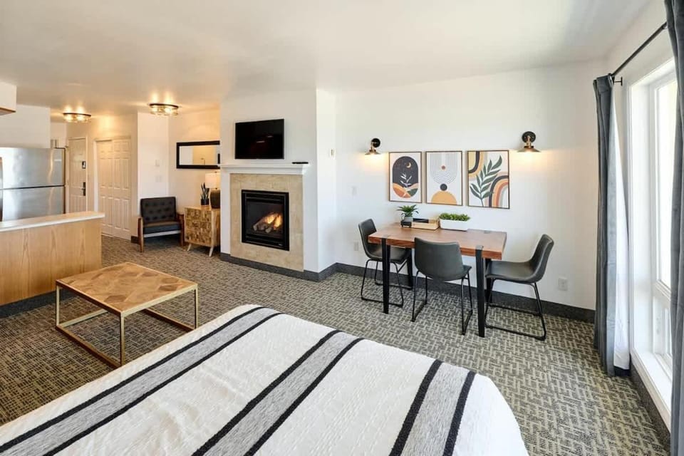 Oceanfront Suite - King Bed - Heated Indoor Pool & Hot Tub House in Lincoln City
