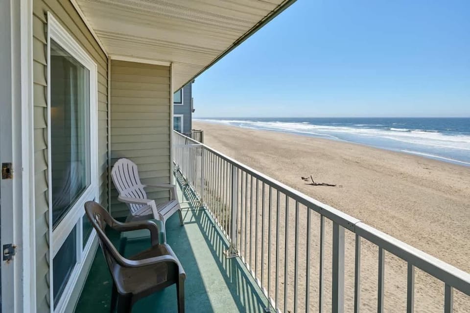 Oceanfront Suite - King Bed - Heated Indoor Pool & Hot Tub House in Lincoln City