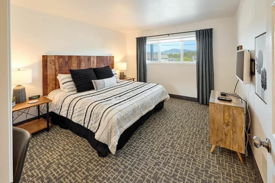Oceanfront Suite - King Bed - Heated Indoor Pool & Hot Tub House in Lincoln City