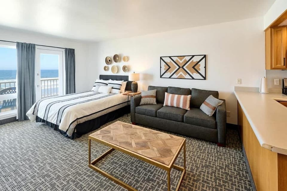 Oceanfront Suite - King Bed - Heated Indoor Pool & Hot Tub House in Lincoln City