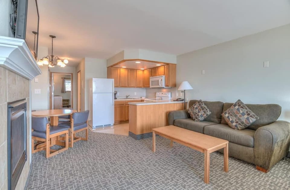 Stunning Ocean View Suite - Heated Indoor Pool and Hot Tub House in Lincoln City