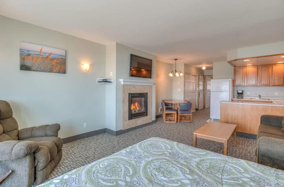 Stunning Ocean View Suite - Heated Indoor Pool and Hot Tub House in Lincoln City