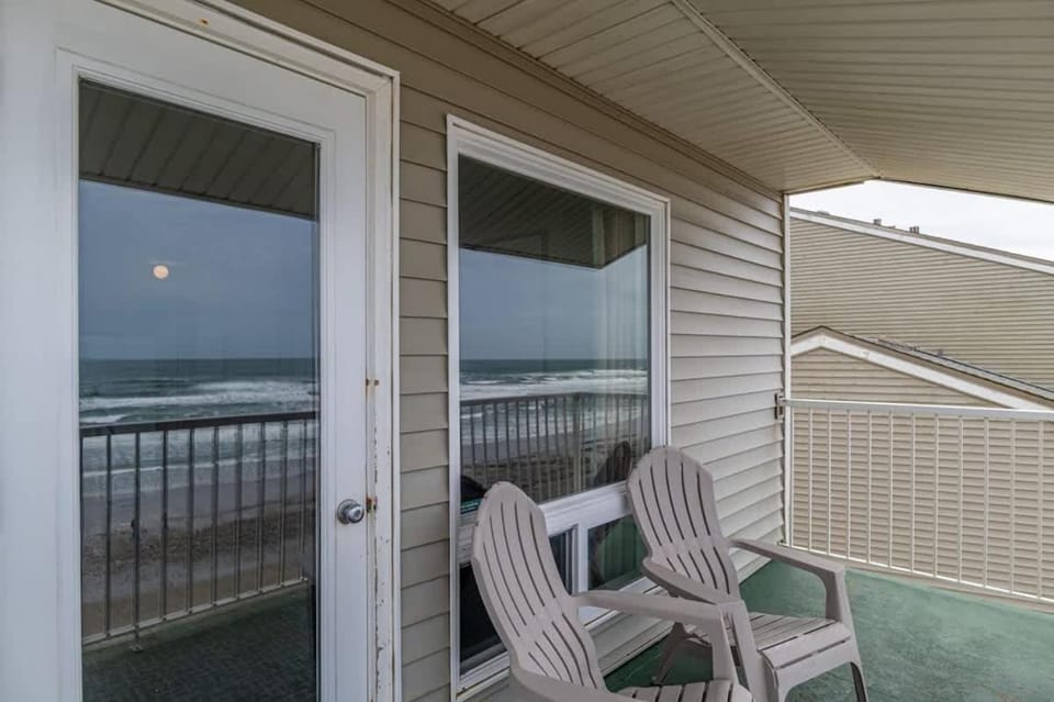 Beachfront Suite with Ocean View Full Kitchen Pool & Hot Tub Access House in Lincoln City