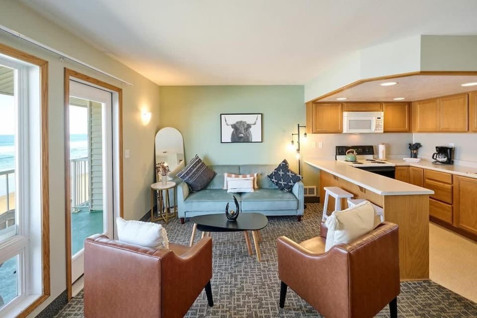 King Suite - Top Floor - Ocean View - Beach Access - Pool & Hot Tub House in Lincoln City
