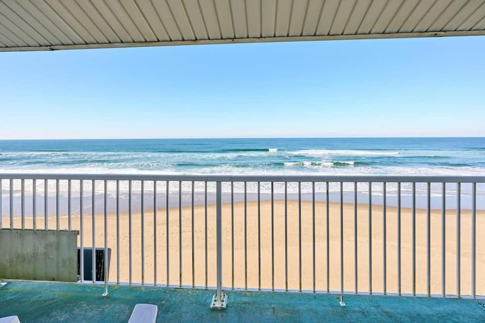 King Suite - Top Floor - Ocean View - Beach Access - Pool & Hot Tub House in Lincoln City
