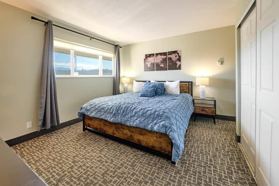 King Suite - Top Floor - Ocean View - Beach Access - Pool & Hot Tub House in Lincoln City