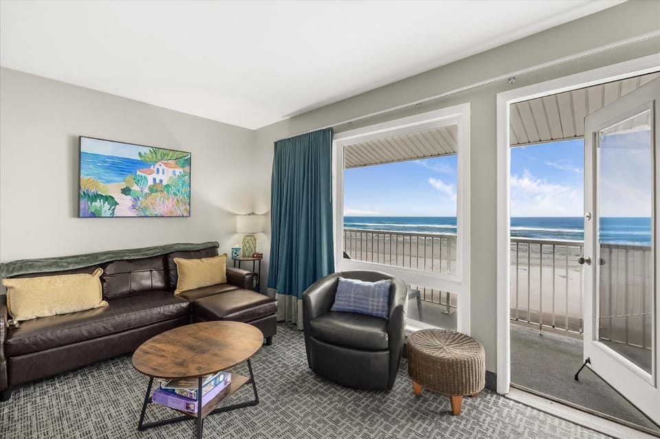 Oceanfront Family Suite - Full Kitchen - Beautiful Views and Pool & Hot Tub Access House in Lincoln City