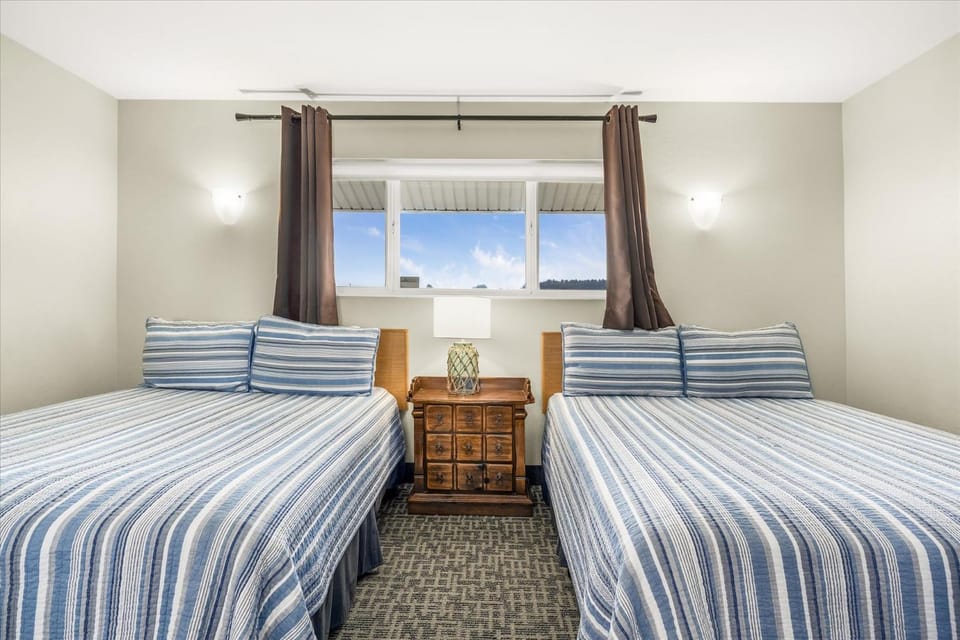 Oceanfront Family Suite - Full Kitchen - Beautiful Views and Pool & Hot Tub Access House in Lincoln City