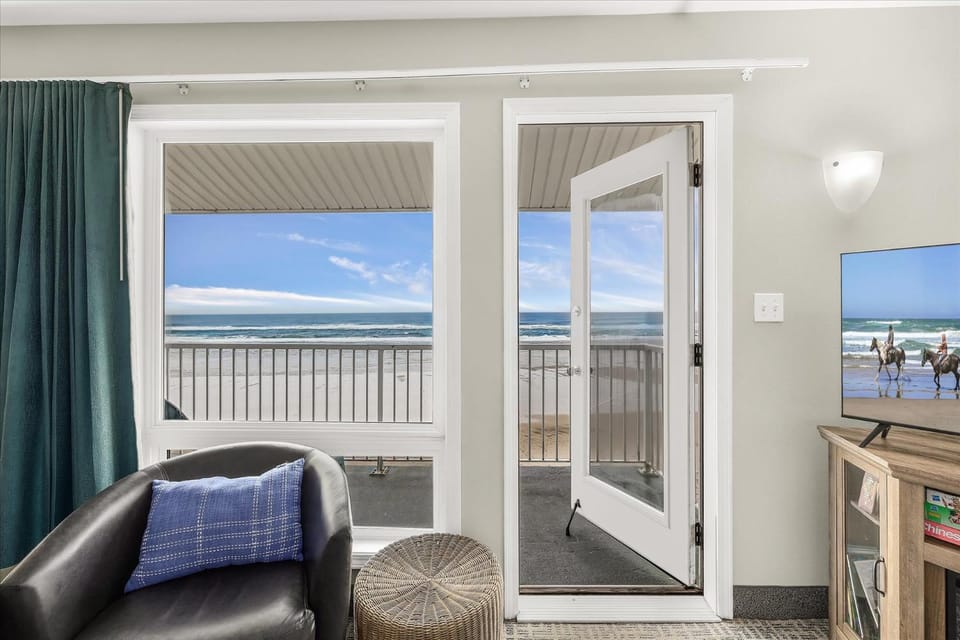 Oceanfront Family Suite - Full Kitchen - Beautiful Views and Pool & Hot Tub Access House in Lincoln City