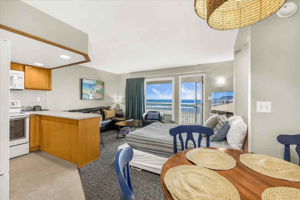 Oceanfront Family Suite - Full Kitchen - Beautiful Views and Pool & Hot Tub Access House in Lincoln City