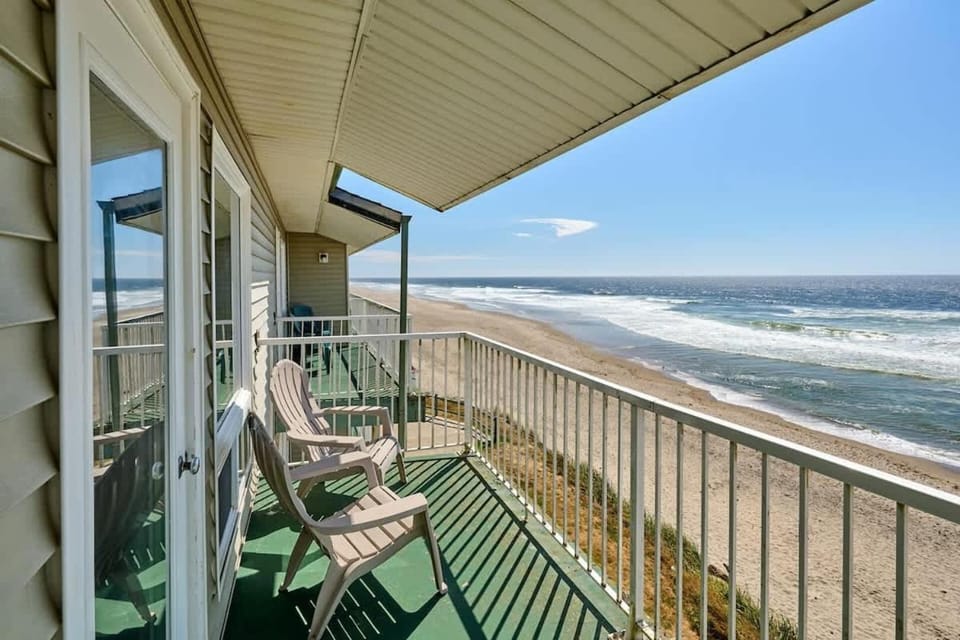 Oceanfront Family Suite With Full Kitchen Beach Access Pool & Hot Tub House in Lincoln City