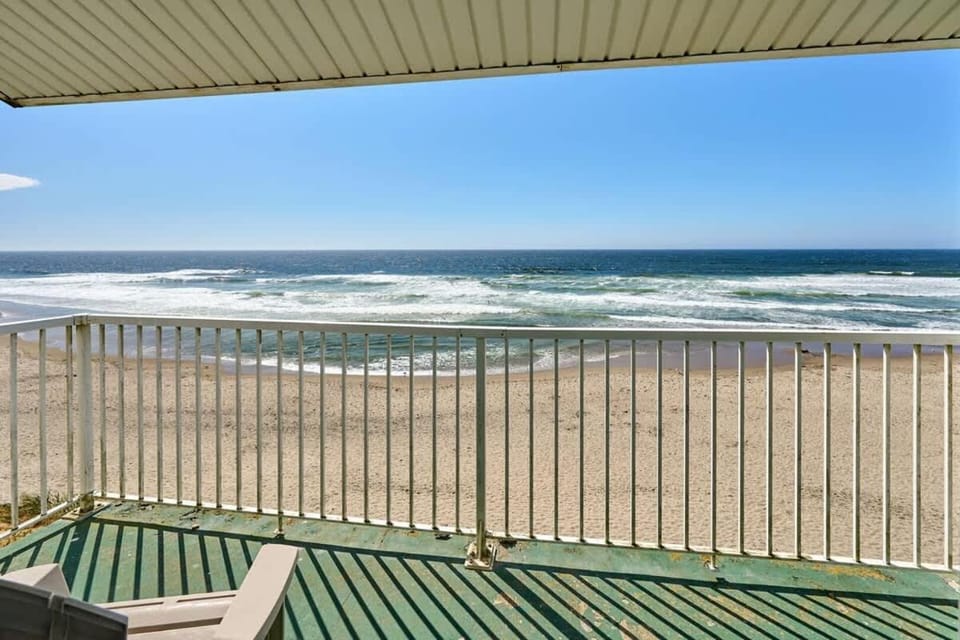 Oceanfront Family Suite With Full Kitchen Beach Access Pool & Hot Tub House in Lincoln City