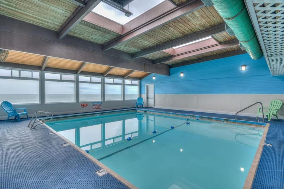 Oceanfront Family Suite With Full Kitchen Beach Access Pool & Hot Tub House in Lincoln City