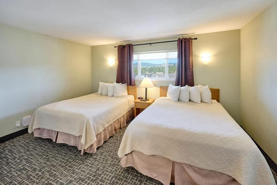 Oceanfront Family Suite With Full Kitchen Beach Access Pool & Hot Tub House in Lincoln City