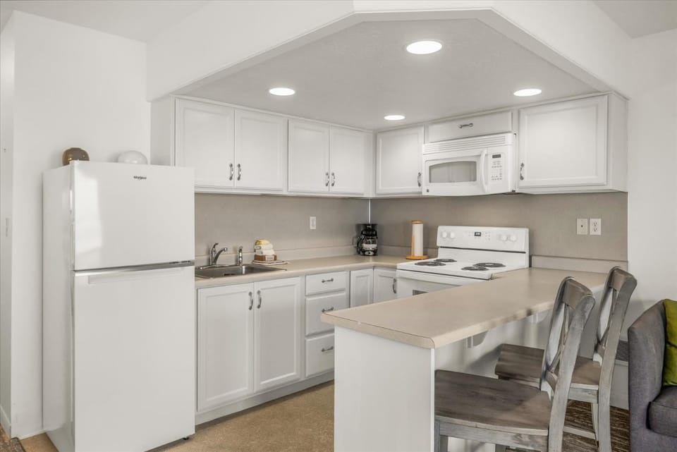 Oceanfront King Suite With Full Kitchen Beach Access Pool & Hot Tub House in Lincoln City
