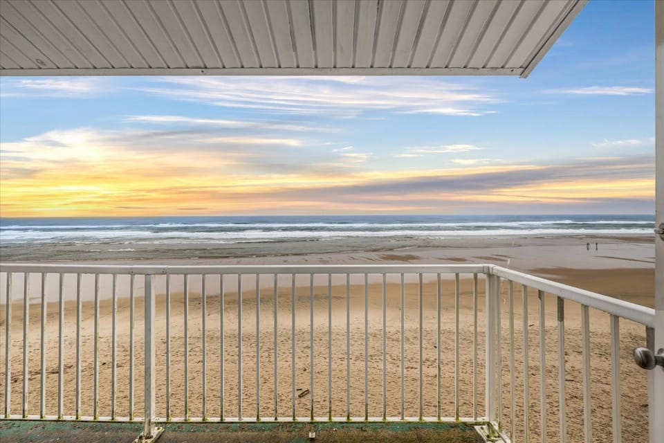 Oceanfront King Suite With Full Kitchen Beach Access Pool & Hot Tub House in Lincoln City