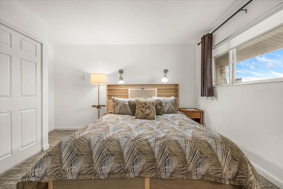 Oceanfront King Suite With Full Kitchen Beach Access Pool & Hot Tub House in Lincoln City