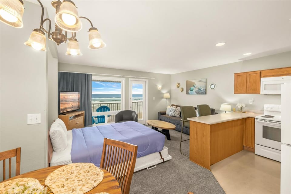 Oceanfront King Suite - Beach Access - Pool and Hot Tub House in Lincoln City