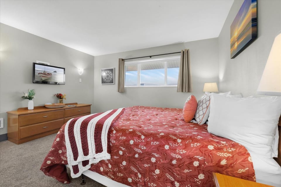 Oceanfront King Suite - Beach Access - Pool and Hot Tub House in Lincoln City