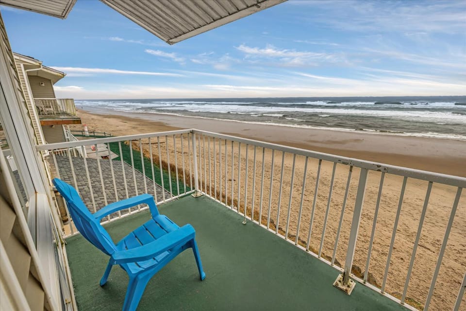 Oceanfront King Suite - Beach Access - Pool and Hot Tub House in Lincoln City