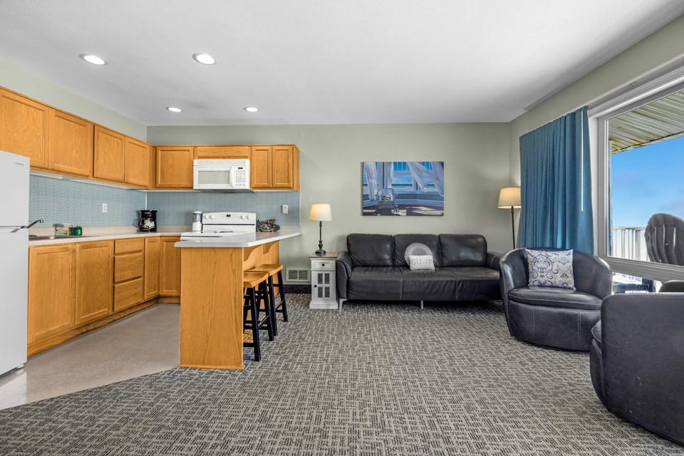 Oceanfront Family Suite - Full Kitchen - Beach Access - Pool & Hot Tub House in Lincoln City