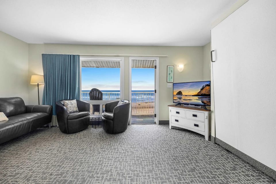 Oceanfront Family Suite - Full Kitchen - Beach Access - Pool & Hot Tub House in Lincoln City