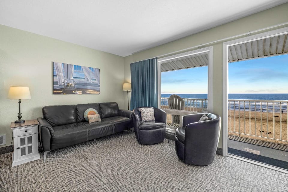Oceanfront Family Suite - Full Kitchen - Beach Access - Pool & Hot Tub House in Lincoln City