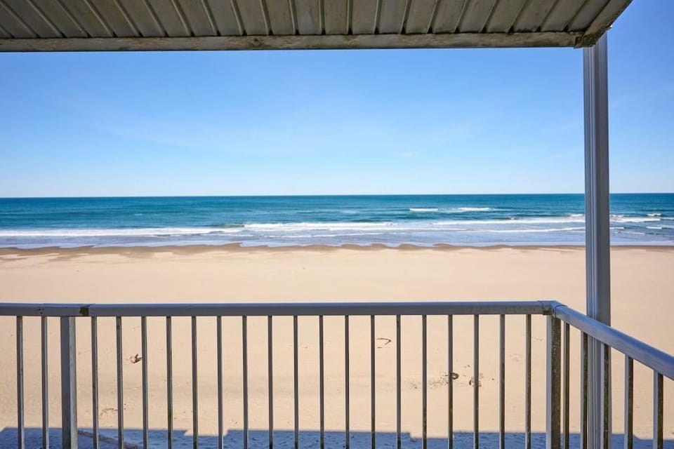 King Suite - Oceanfront Balcony & Central Location - Pool & Hot Tub House in Lincoln City