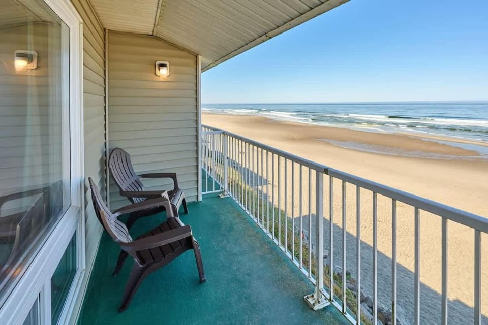 King Suite - Oceanfront Balcony & Central Location - Pool & Hot Tub House in Lincoln City
