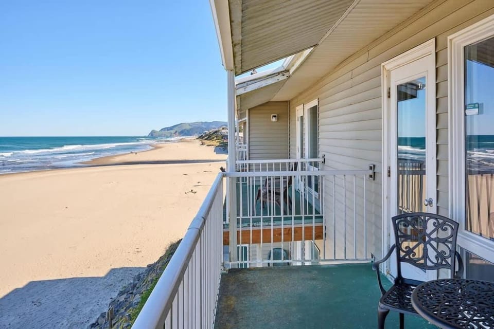 King Suite - Oceanfront Balcony & Central Location - Pool & Hot Tub House in Lincoln City