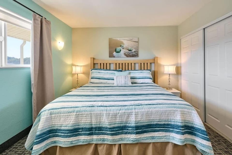 King Suite - Oceanfront Balcony & Central Location - Pool & Hot Tub House in Lincoln City