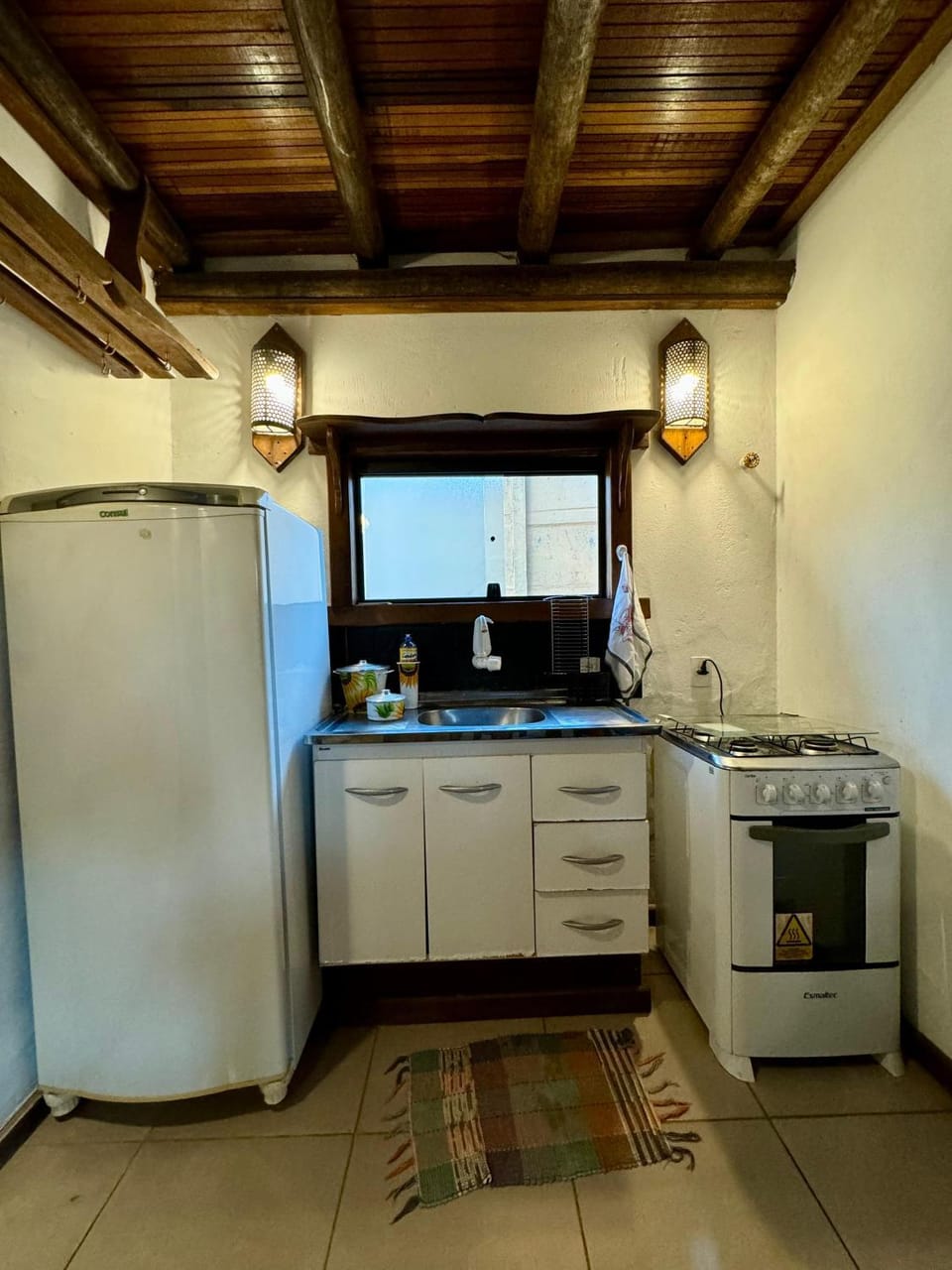 Kitchen or kitchenette, minibar, stove