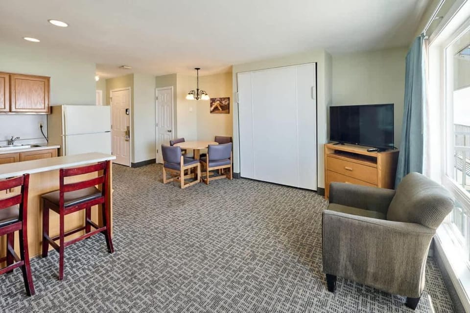 Oceanfront Family Suite - Full Kitchen - Easy Beach Access House in Lincoln City