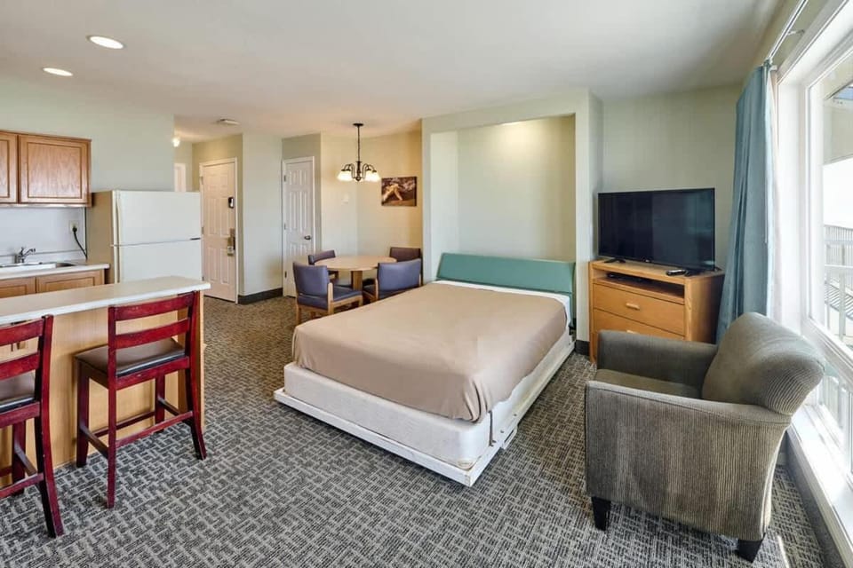 Oceanfront Family Suite - Full Kitchen - Easy Beach Access House in Lincoln City