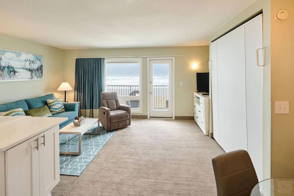 Stunning Oceanfront Suite - Full Kitchen - Pool and Hot Tub House in Lincoln City