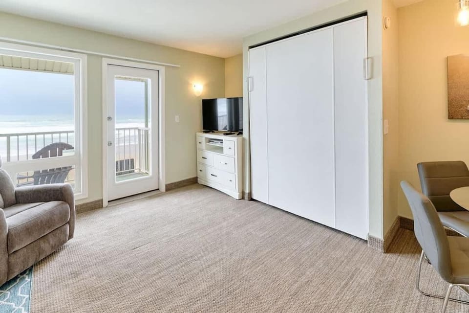 Stunning Oceanfront Suite - Full Kitchen - Pool and Hot Tub House in Lincoln City