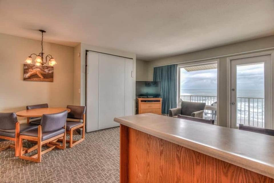 Beachfront Family Suite - Ocean View - Full Kitchen House in Lincoln City