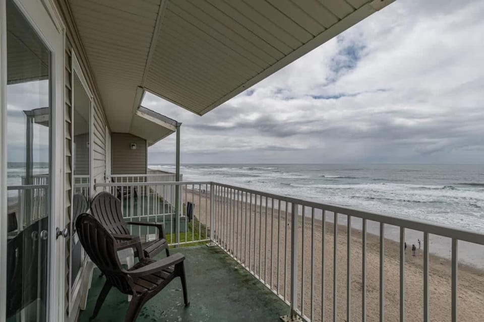 Beachfront Family Suite - Ocean View - Full Kitchen House in Lincoln City