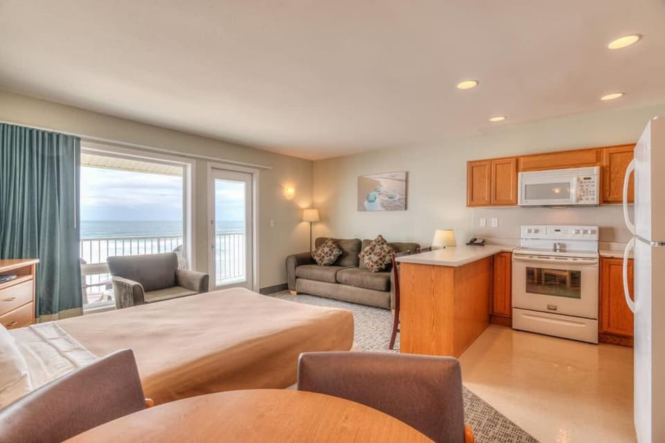 Beachfront Family Suite - Ocean View - Full Kitchen House in Lincoln City