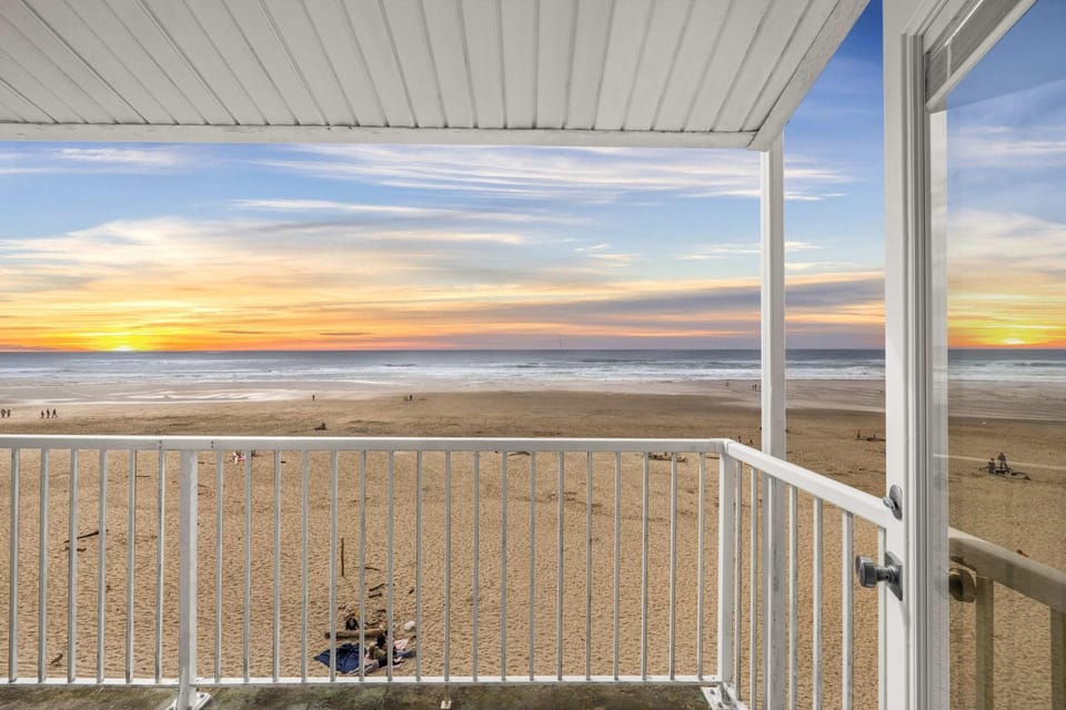 Top Floor Corner King Suite - Stunning Ocean and River Views House in Lincoln City